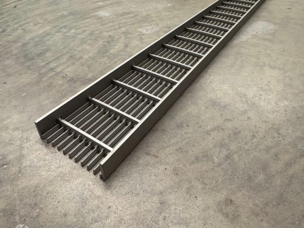 79 mm wide heel guard grate